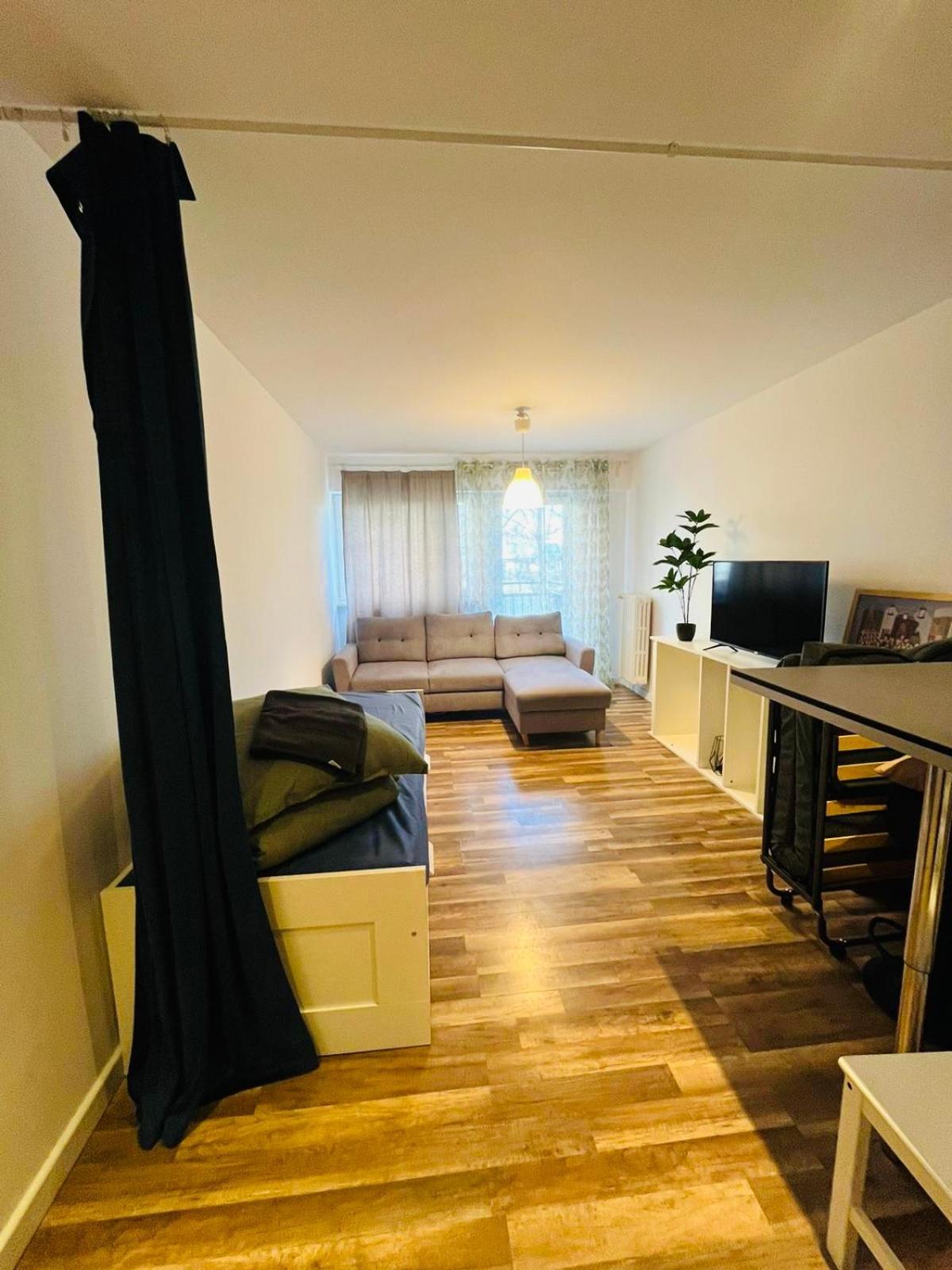 Workation, Centre, 4-5 Persons 3-4 Nights Offer, Nature Park Metro 1min , 15 Min Palac Kultury, Balcony, Quiet, Easy Parking Chroniony Butas