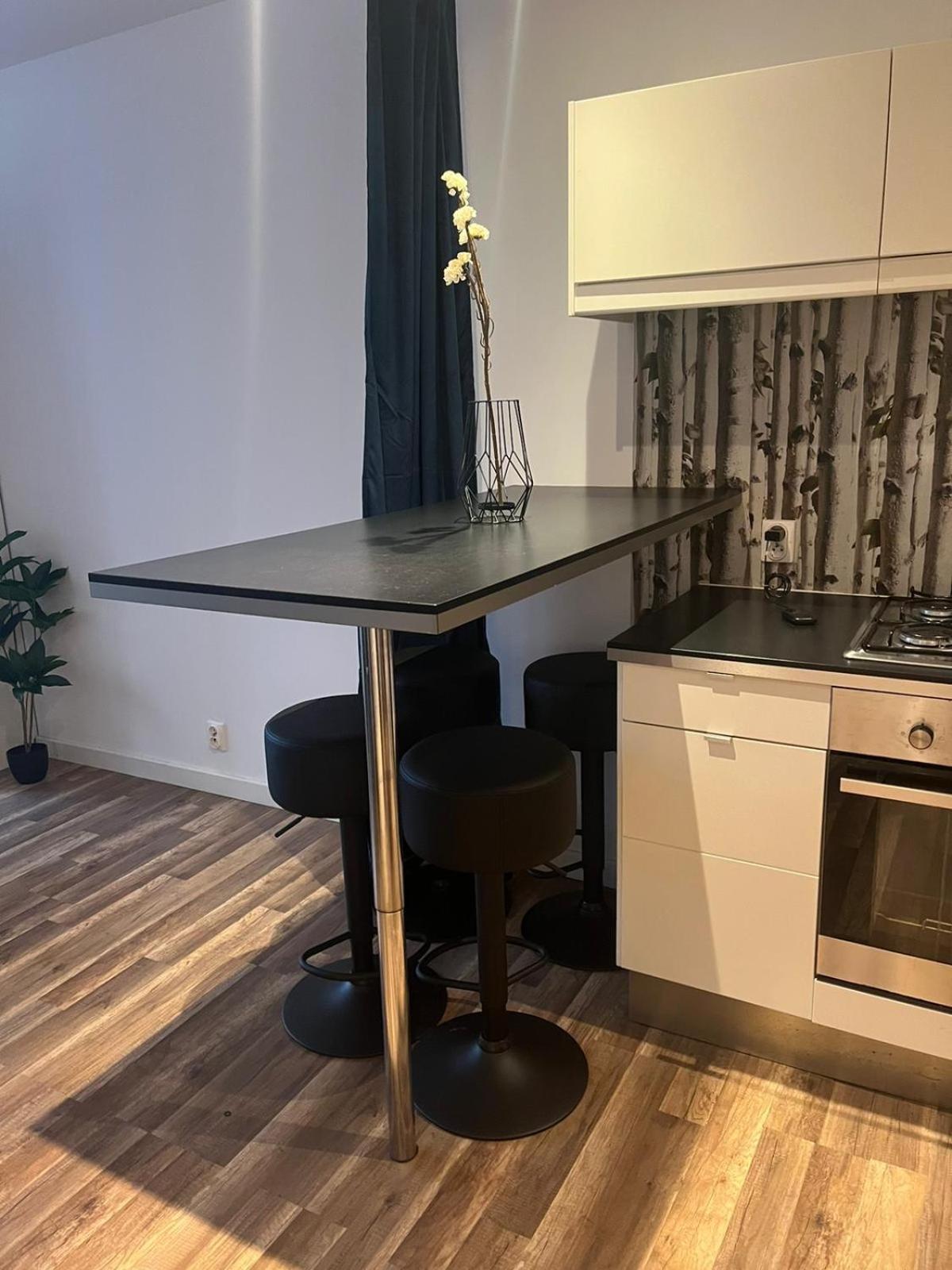 Workation, Centre, 4-5 Persons 3-4 Nights Offer, Nature Park Metro 1min , 15 Min Palac Kultury, Balcony, Quiet, Easy Parking Chroniony Butas