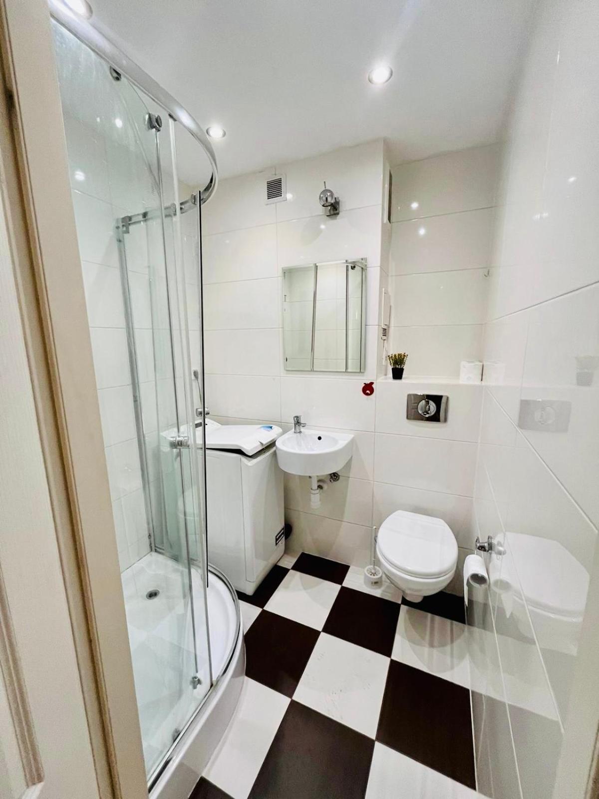 Workation, Centre, 4-5 Persons 3-4 Nights Offer, Nature Park Metro 1min , 15 Min Palac Kultury, Balcony, Quiet, Easy Parking Chroniony Butas Warsaw