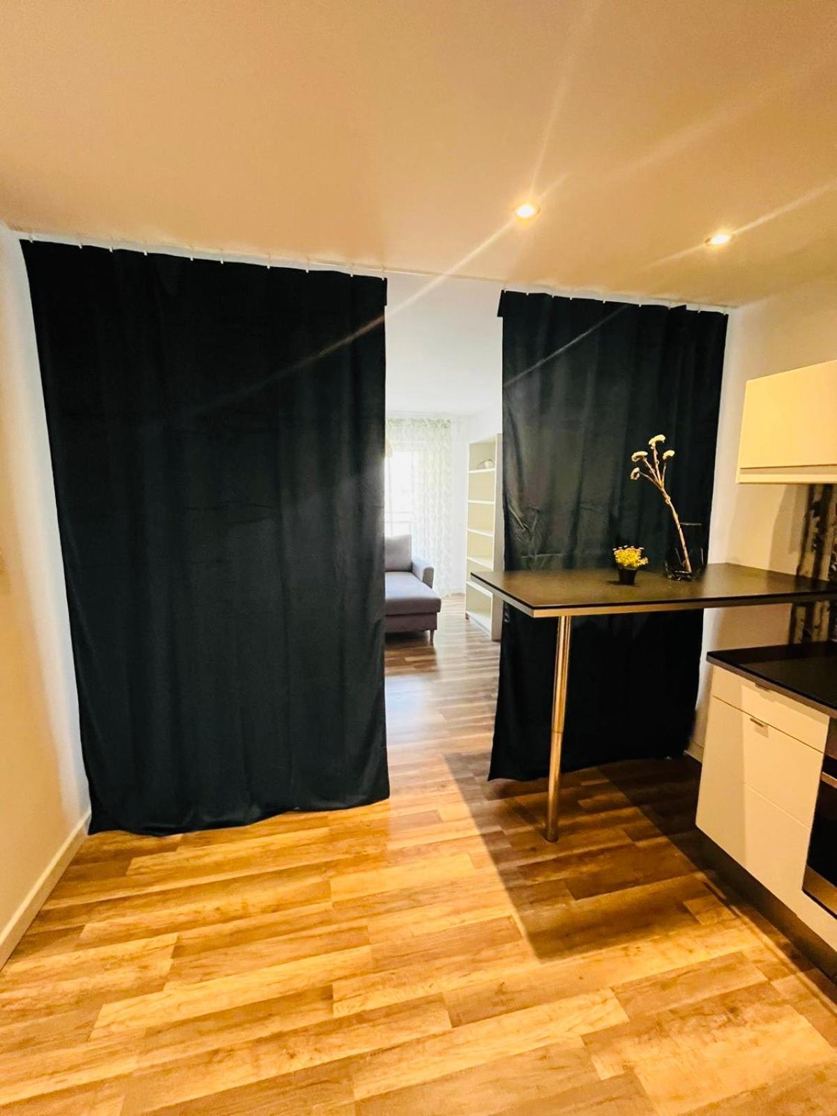 Workation, Centre, 4-5 Persons 3-4 Nights Offer, Nature Park Metro 1min , 15 Min Palac Kultury, Balcony, Quiet, Easy Parking Chroniony Butas *