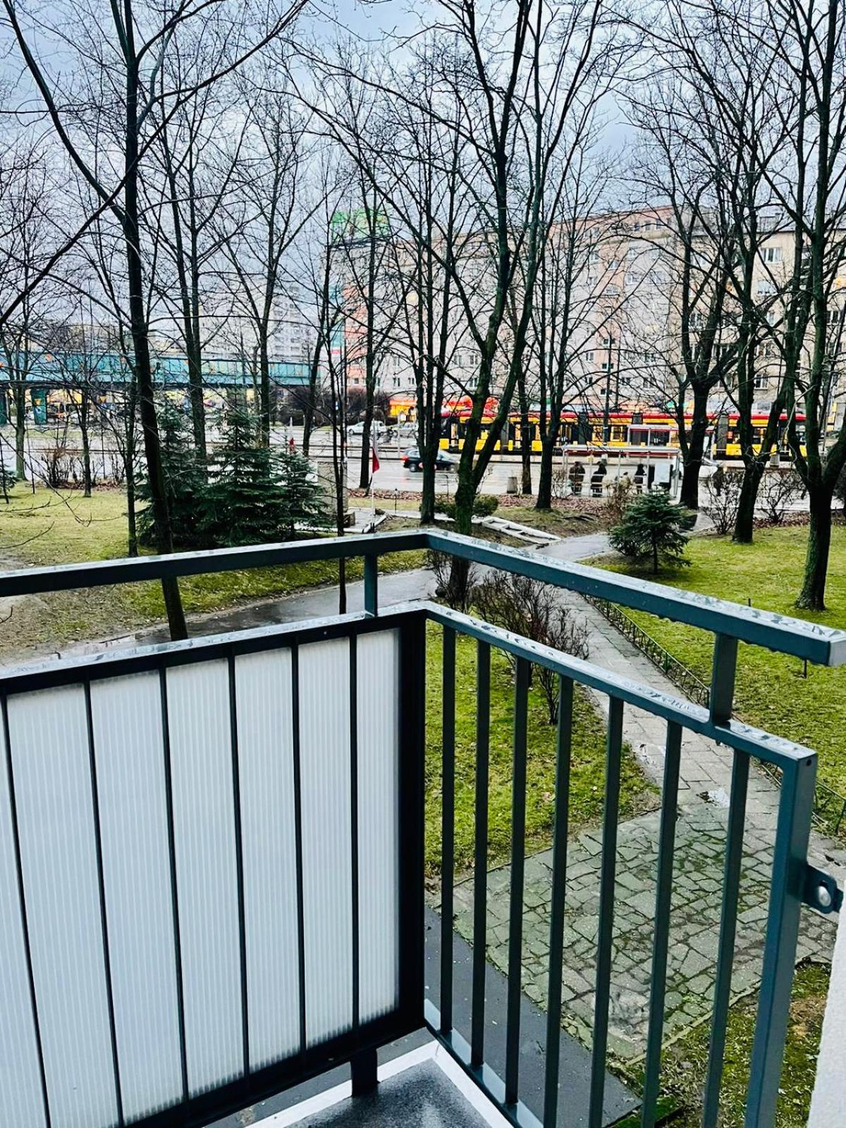 Butas Workation, Centre, 4-5 Persons 3-4 Nights Offer, Nature Park Metro 1min , 15 Min Palac Kultury, Balcony, Quiet, Easy Parking Chroniony Warsaw