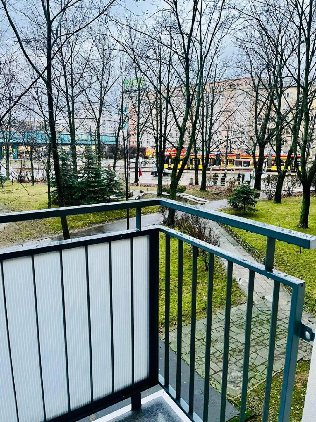 Butas Workation, Centre, 4-5 Persons 3-4 Nights Offer, Nature Park Metro 1min , 15 Min Palac Kultury, Balcony, Quiet, Easy Parking Chroniony Warsaw