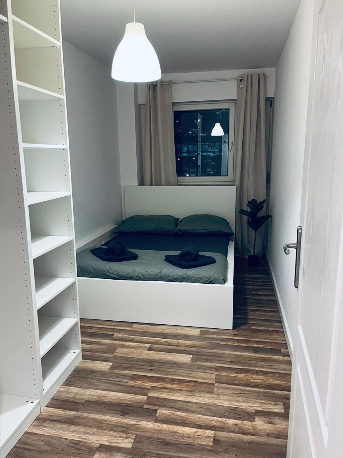 Workation, Centre, 4-5 Persons 3-4 Nights Offer, Nature Park Metro 1min , 15 Min Palac Kultury, Balcony, Quiet, Easy Parking Chroniony Warschau