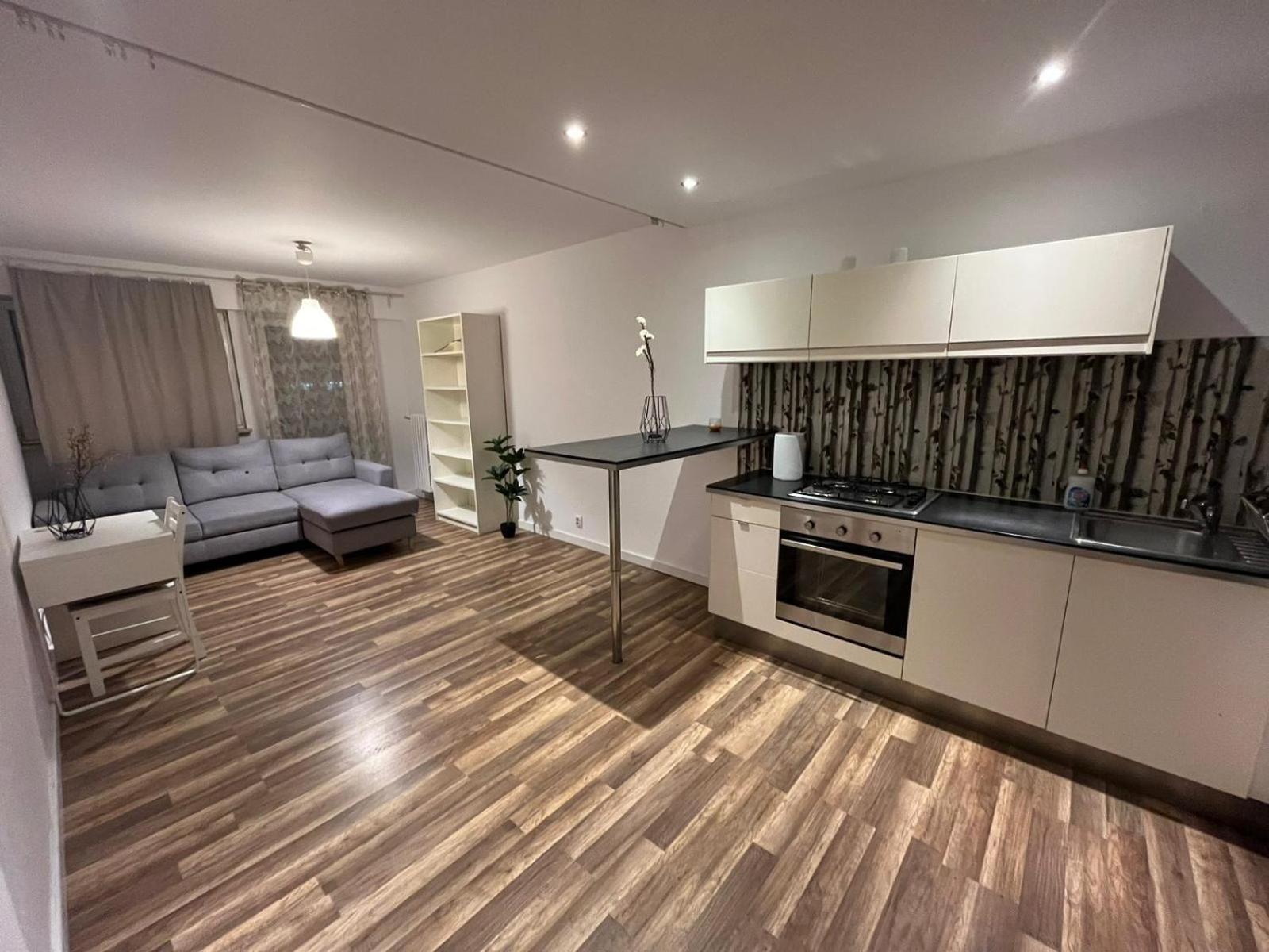 Workation, Centre, 4-5 Persons 3-4 Nights Offer, Nature Park Metro 1min , 15 Min Palac Kultury, Balcony, Quiet, Easy Parking Chroniony Warschau